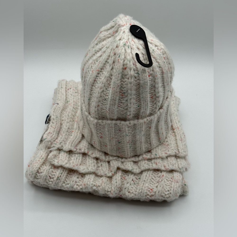 Old Navy Speckled Cream Knit Beanie and Scarf Set One Size